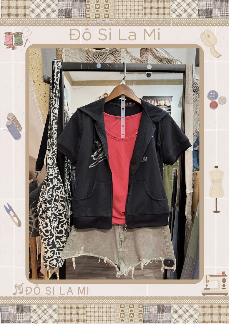 Áo khoác hoodie đen phối áo đỏ và quần short jean