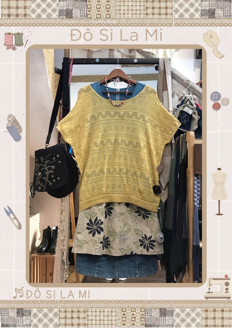 Áo len họa tiết vàng phối chân váy hoa nhí denim xanh