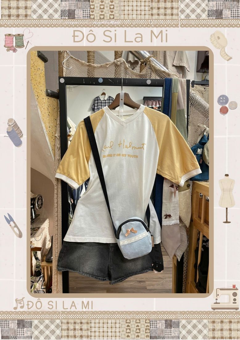 Áo thun chữ vàng kem phối quần short denim xanh