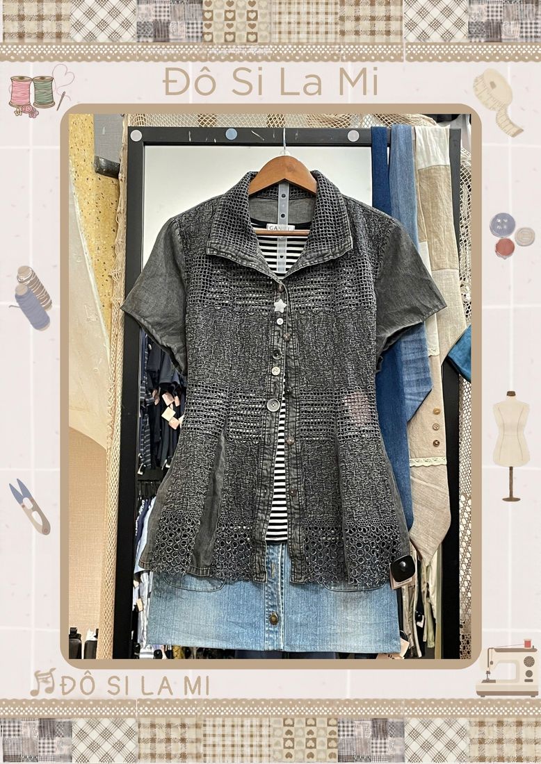 Áo khoác sọc xám phối áo sọc đen trắng và chân váy denim xanh