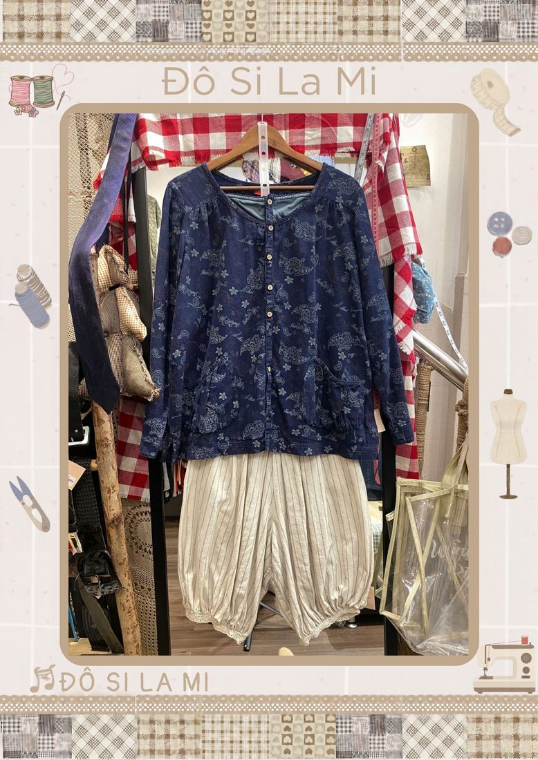 Áo cardigan họa tiết hoa xanh navy phối quần lửng kem