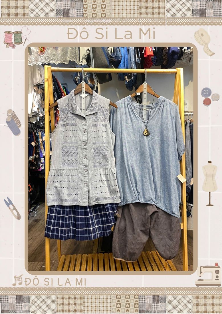 Cặp áo jean xanh nhạt phối chân váy caro navy và quần lửng nâu